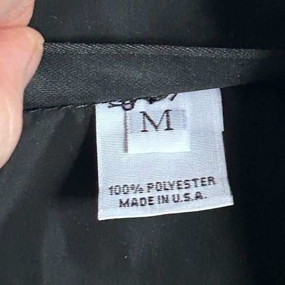 Stylish Black Vest with Zip Closure - Picture 5 of 9